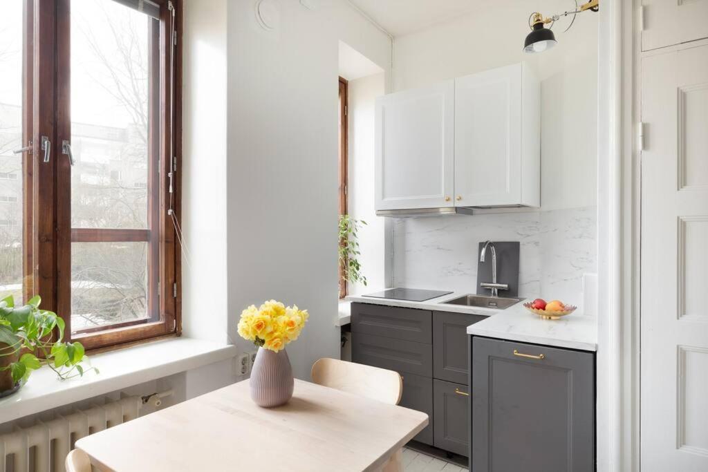 Charming With Garden Views Steps From Metro Apartment
