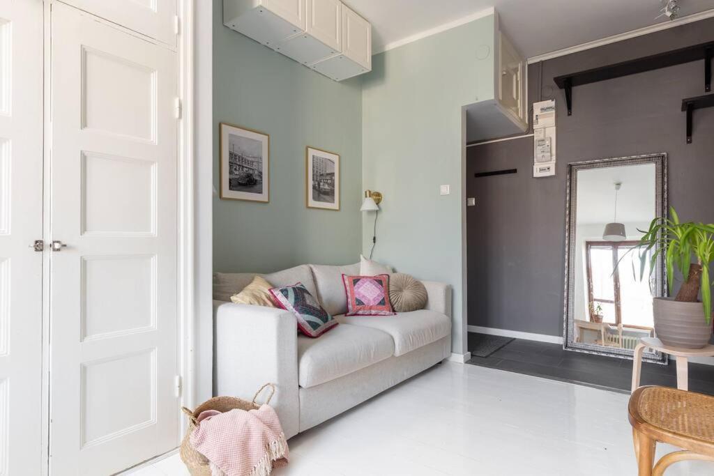 Charming With Garden Views Steps From Metro Apartment Helsinki