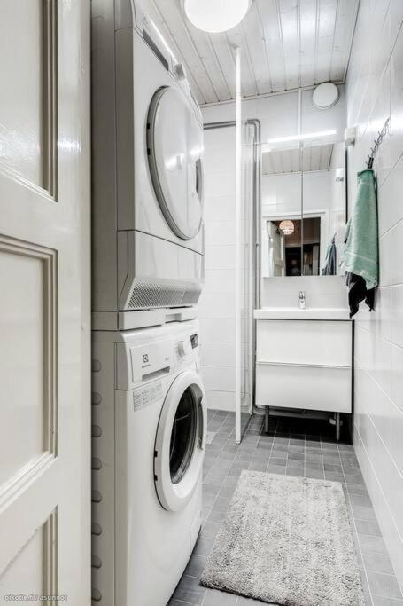 Charming With Garden Views Steps From Metro Apartment